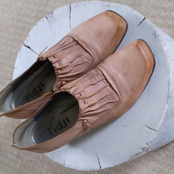 Fidji Woman's Leather Slip On Shoes, Tan, size 40, 1.5" heel, - Picture 2 of 8